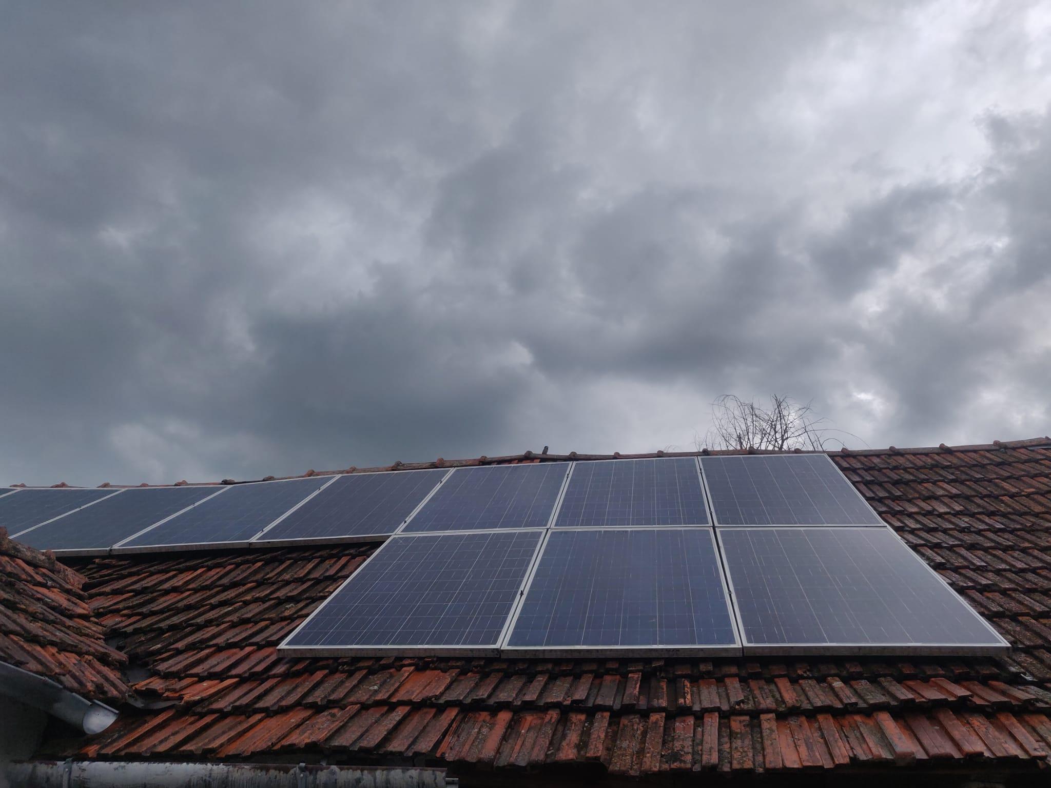 Panouri solare pe acoperiș rezidențial